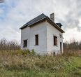 Prienų rajone, Žvyrynų k., šalia miško parduodamas mūrinis namas su 2,5 ha., žemės sklypu.